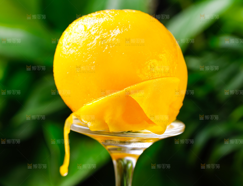玻璃杯上放着黄皮黄桃