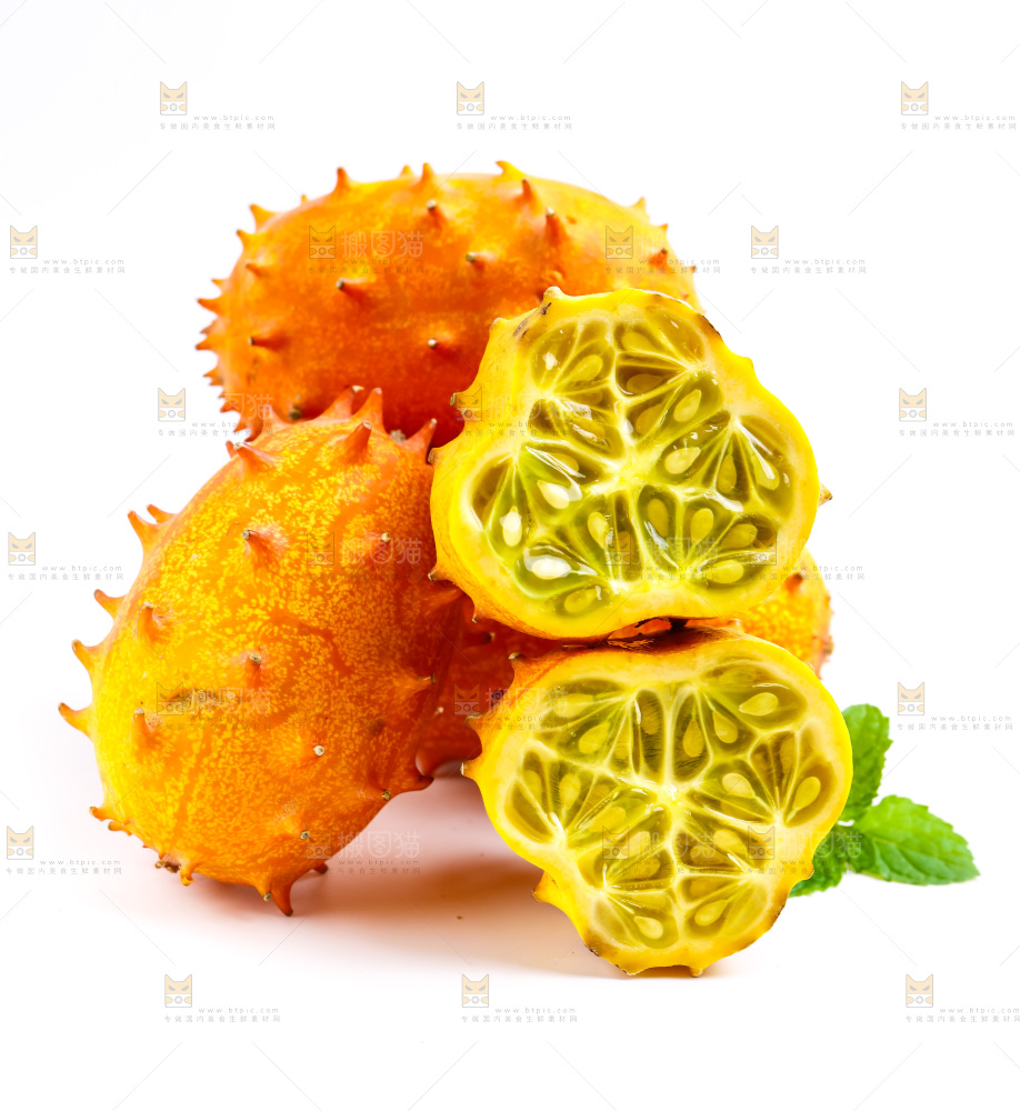 白底上摆放着非州火参果