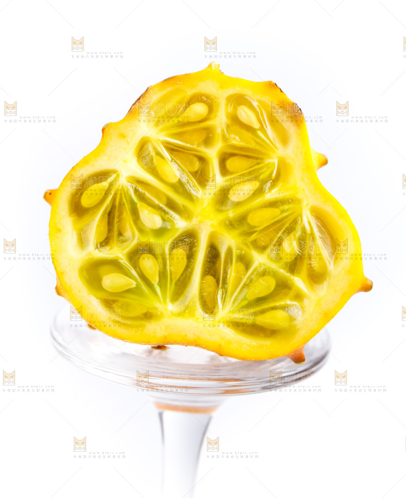玻璃杯上放着火星果