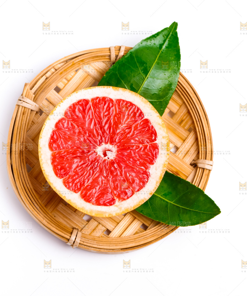 篮子里装着红心西柚