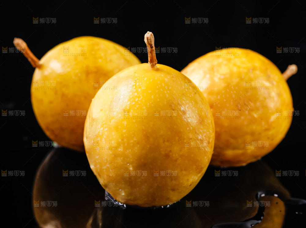黑底上摆放着广西黄金百香果