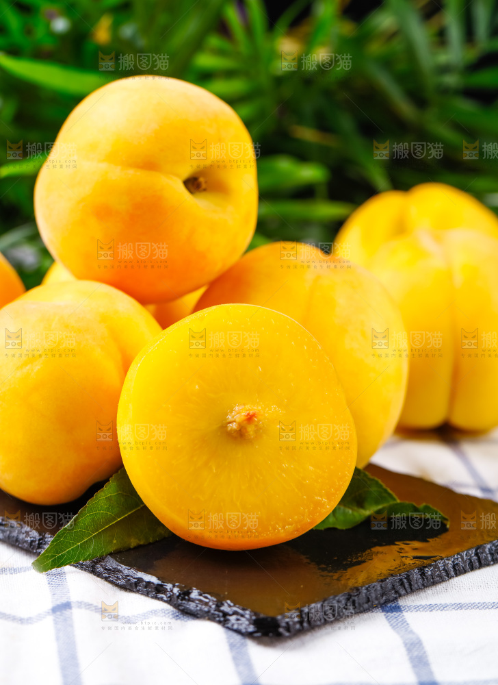 格子底上放着黄肉毛桃