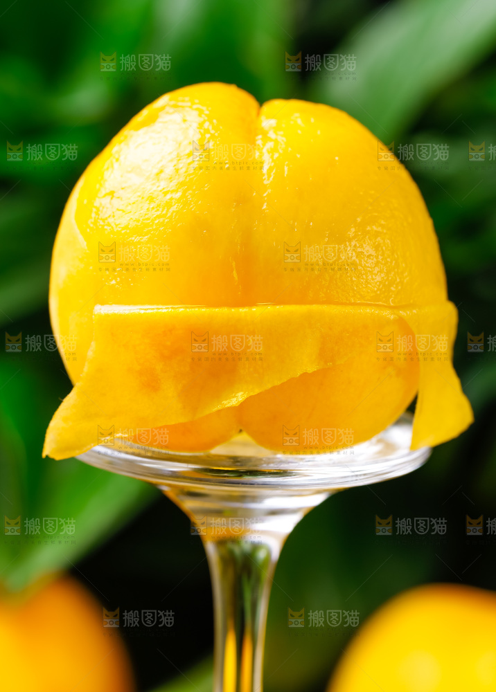 玻璃杯上放着黄皮黄桃