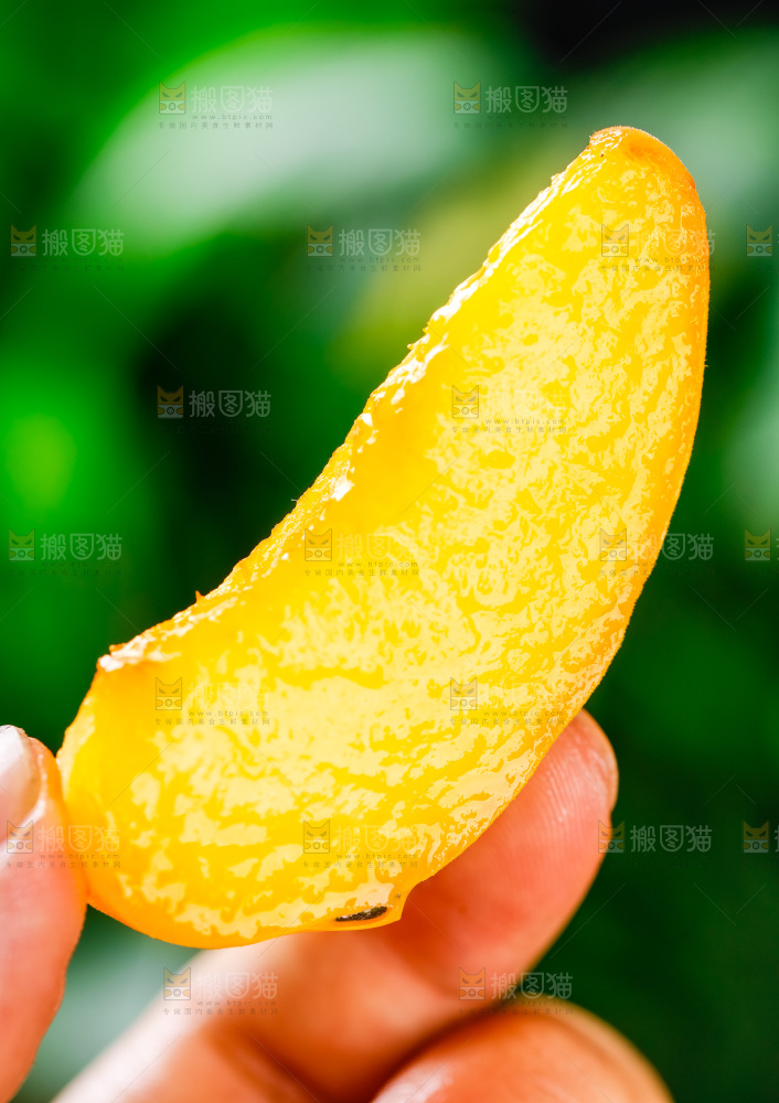 手里拿着切块的桃子