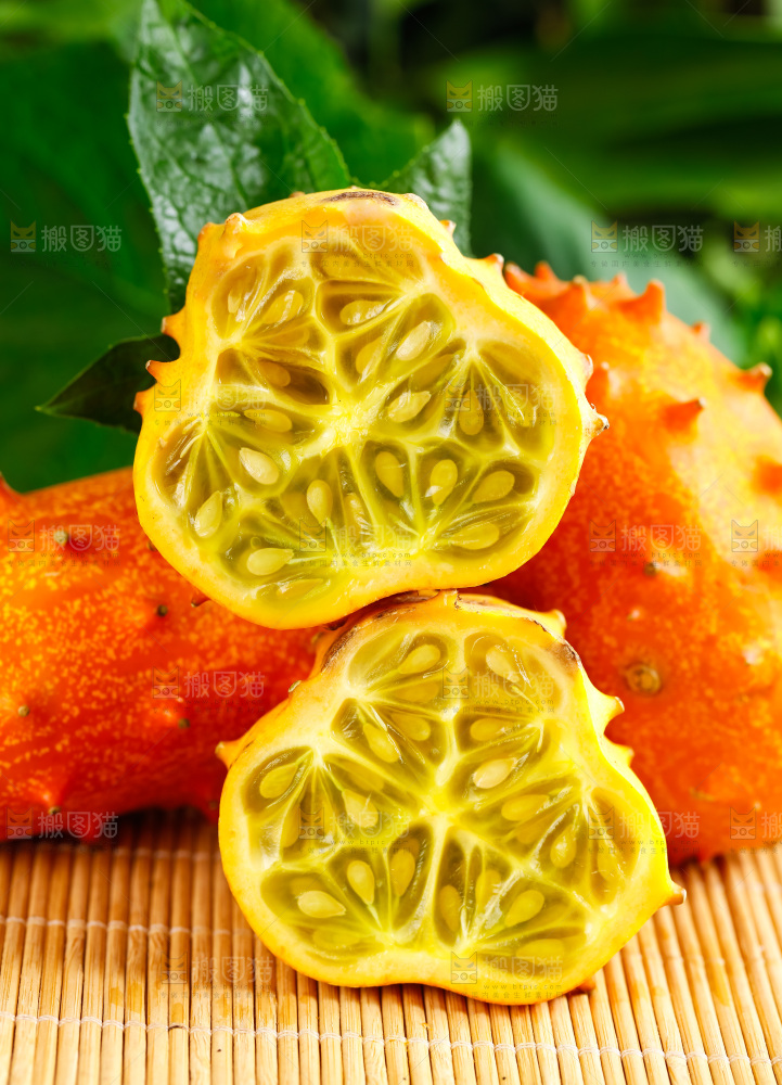 木底上摆放着火参果