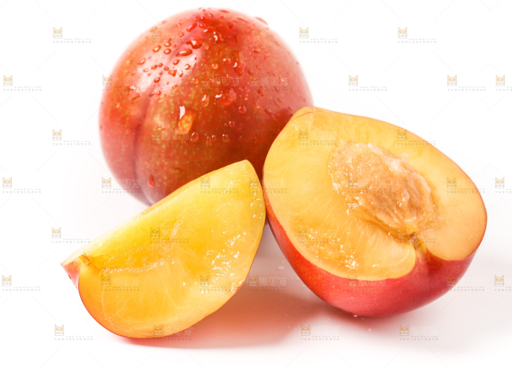 浅底上摆放着黄肉李子