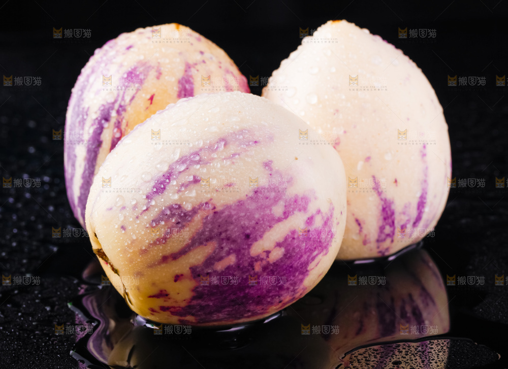 黑底上摆放着人参果