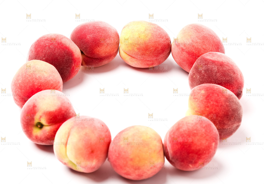 白底上摆放着新鲜桃子