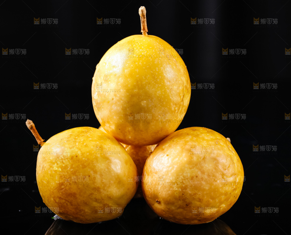 黑底上摆放着广西黄金百香果