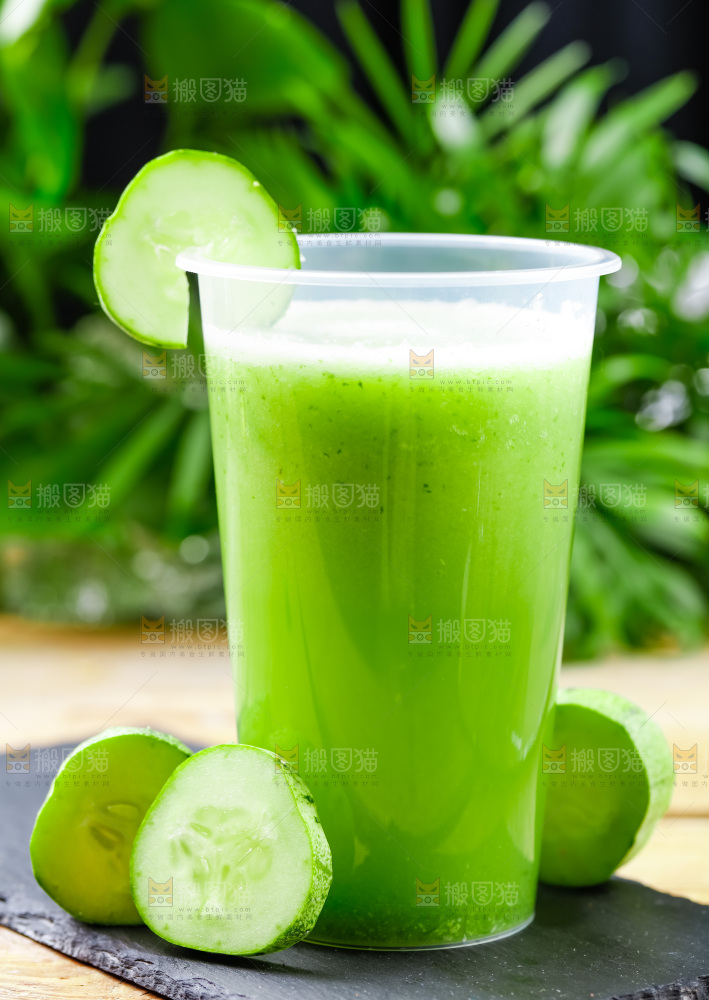 杯子里装着黄瓜果汁