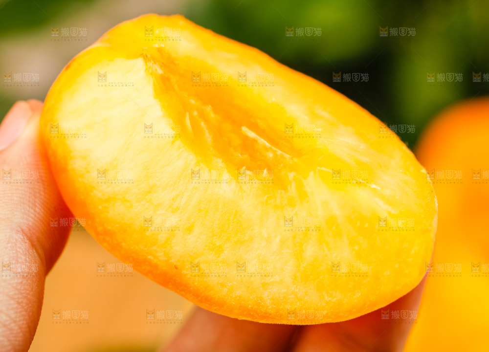 手里拿着切块的桃子
