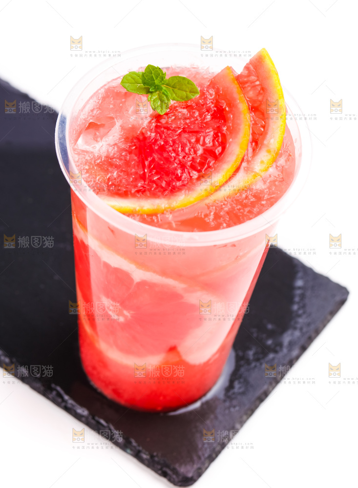 杯子里装着西柚果汁