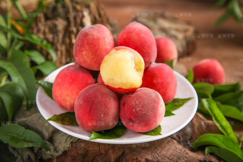 盘子里装着毛桃