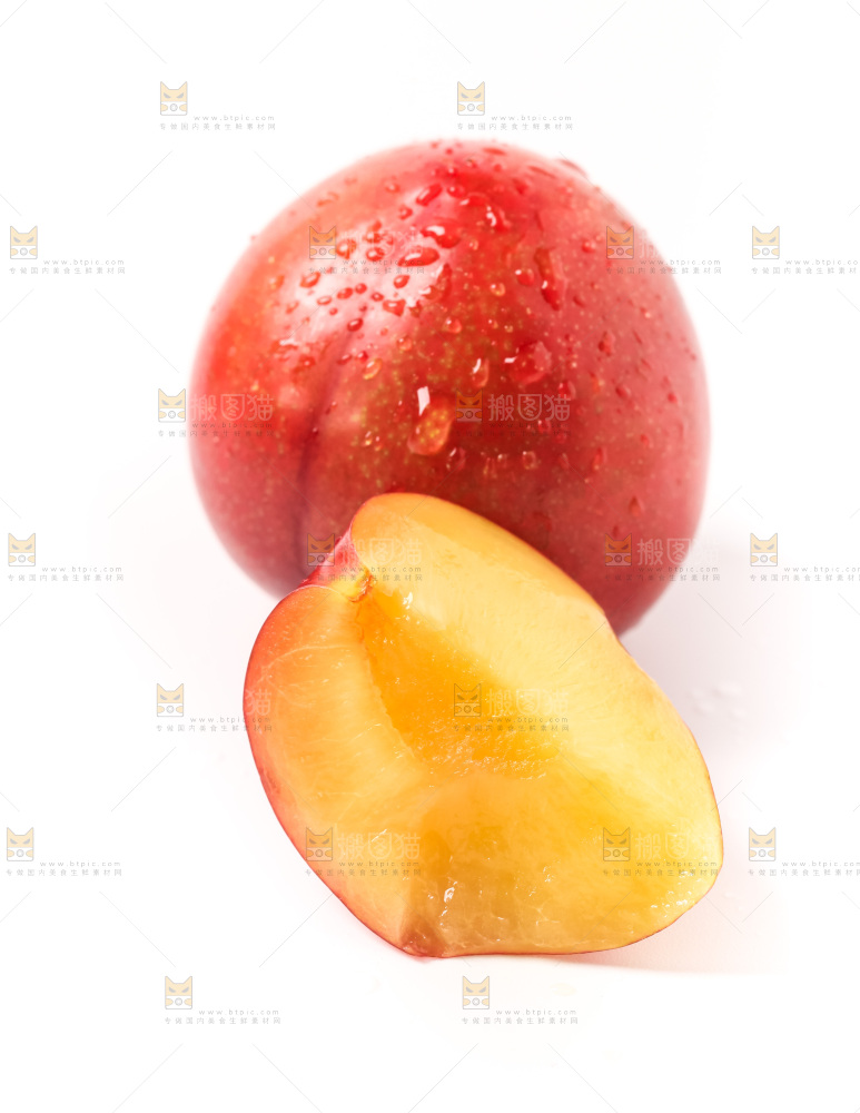 浅底上摆放着黄肉李子