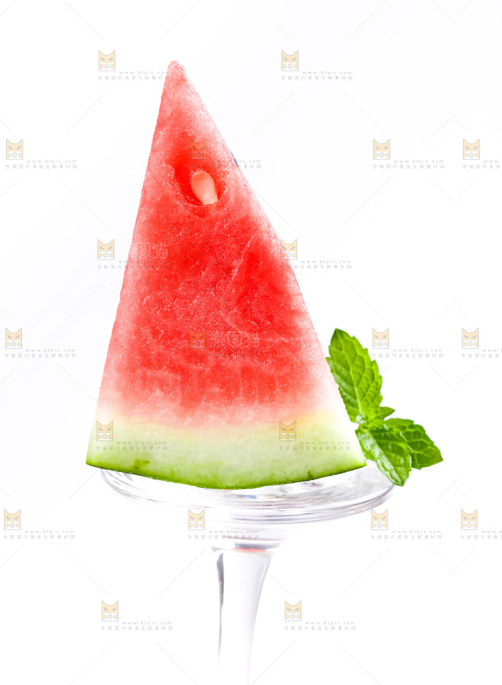 玻璃杯上放着西瓜