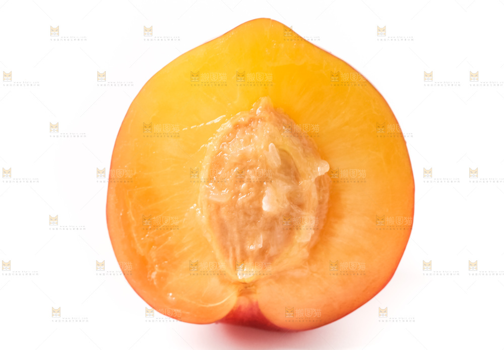 浅底上摆放着黄肉李子