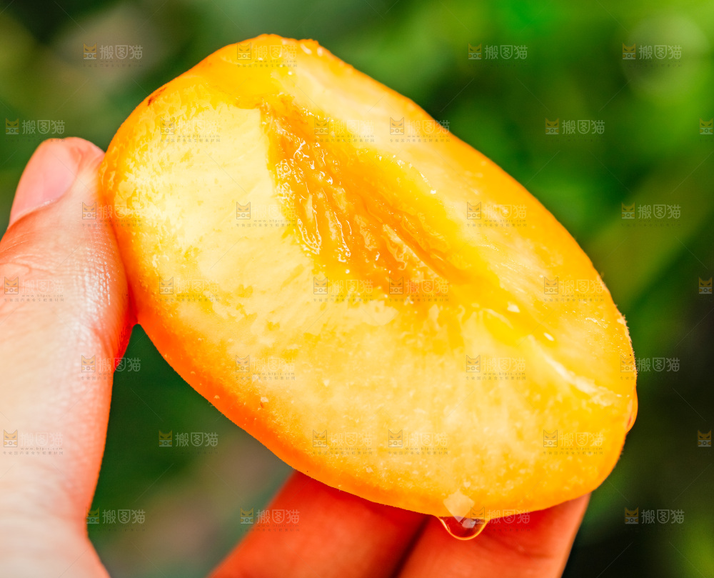 手里拿着切块的桃子