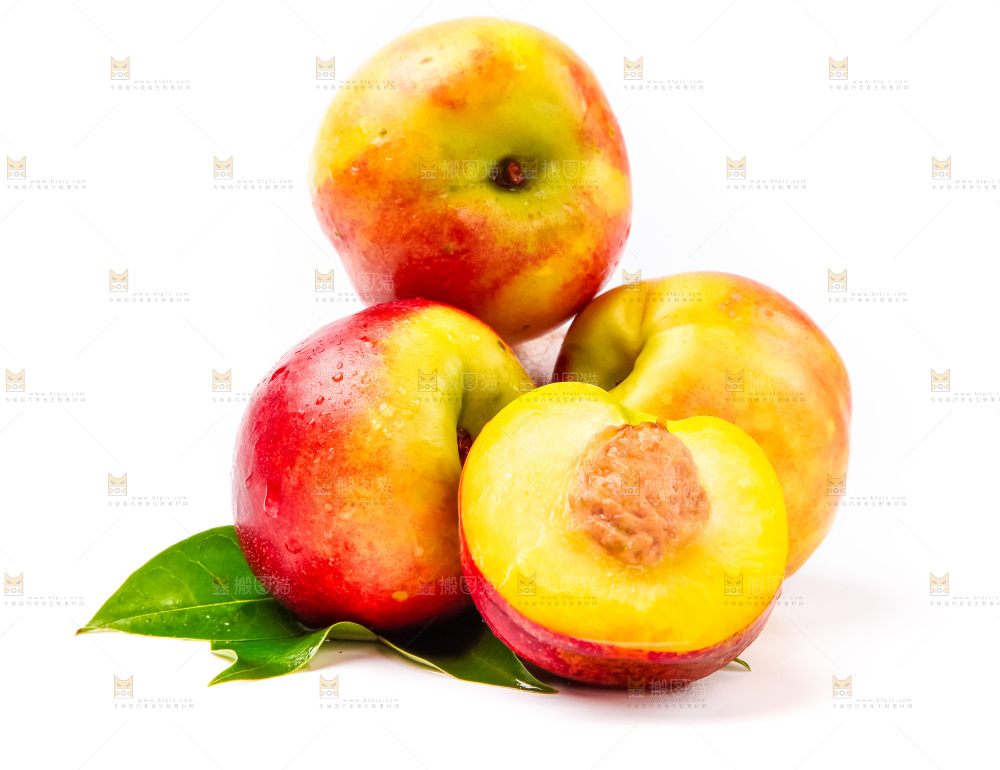 浅底上摆放着新鲜油桃