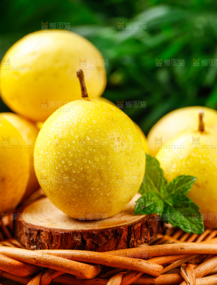 篮子上放着黄金百香果