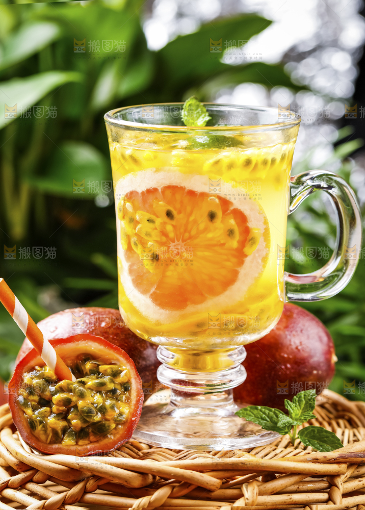 杯子里装着百香果果汁