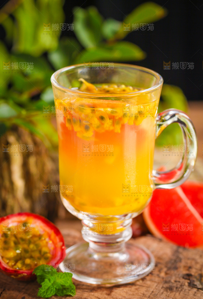 深底上放着一杯百香果果汁