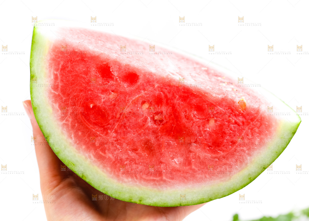 手里拿着西瓜
