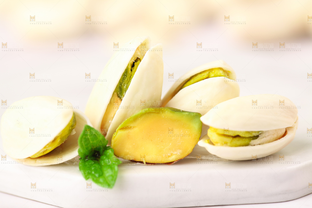 白底上放着开心果