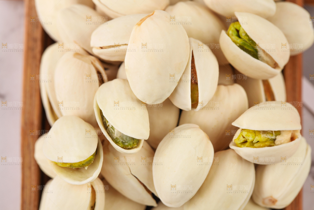 盘子里装着开心果