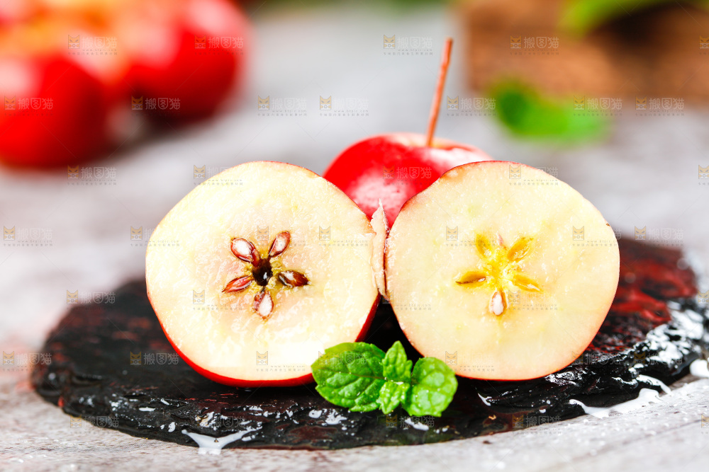 切开的海棠果放在黑底上