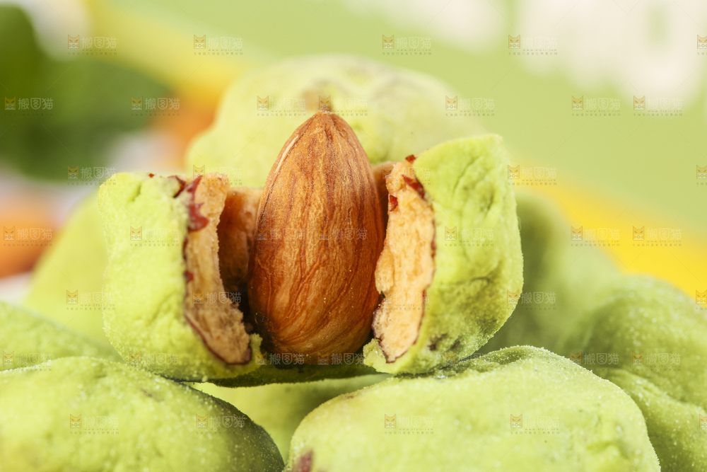 格子布上放着一碟抹茶味奶枣