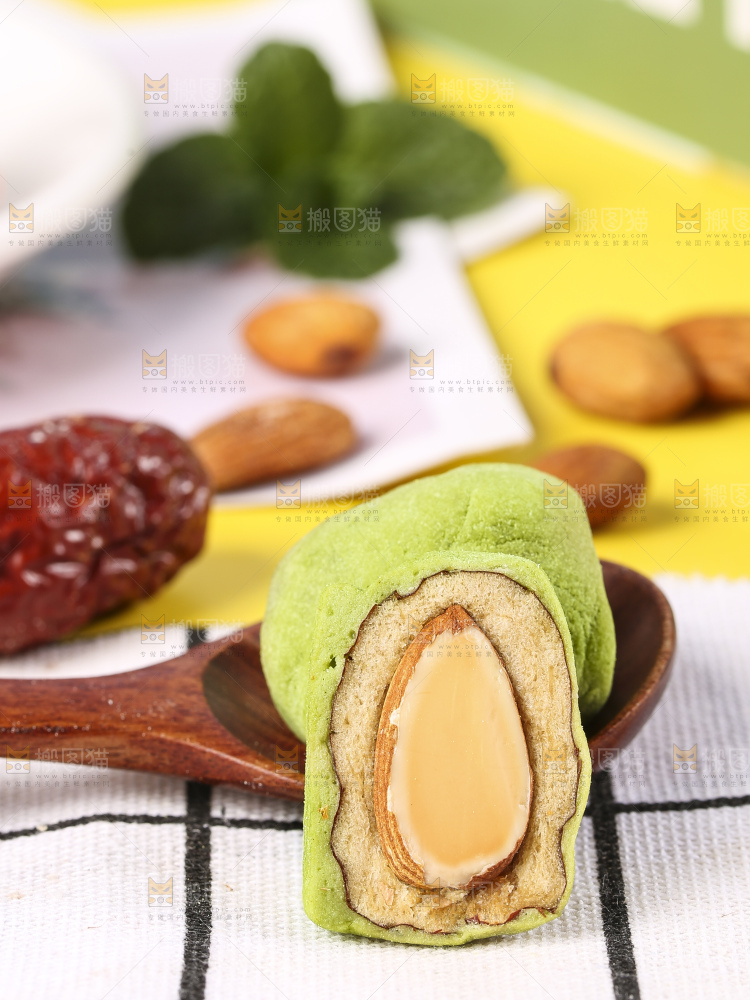 勺子里切开的抹茶味奶枣