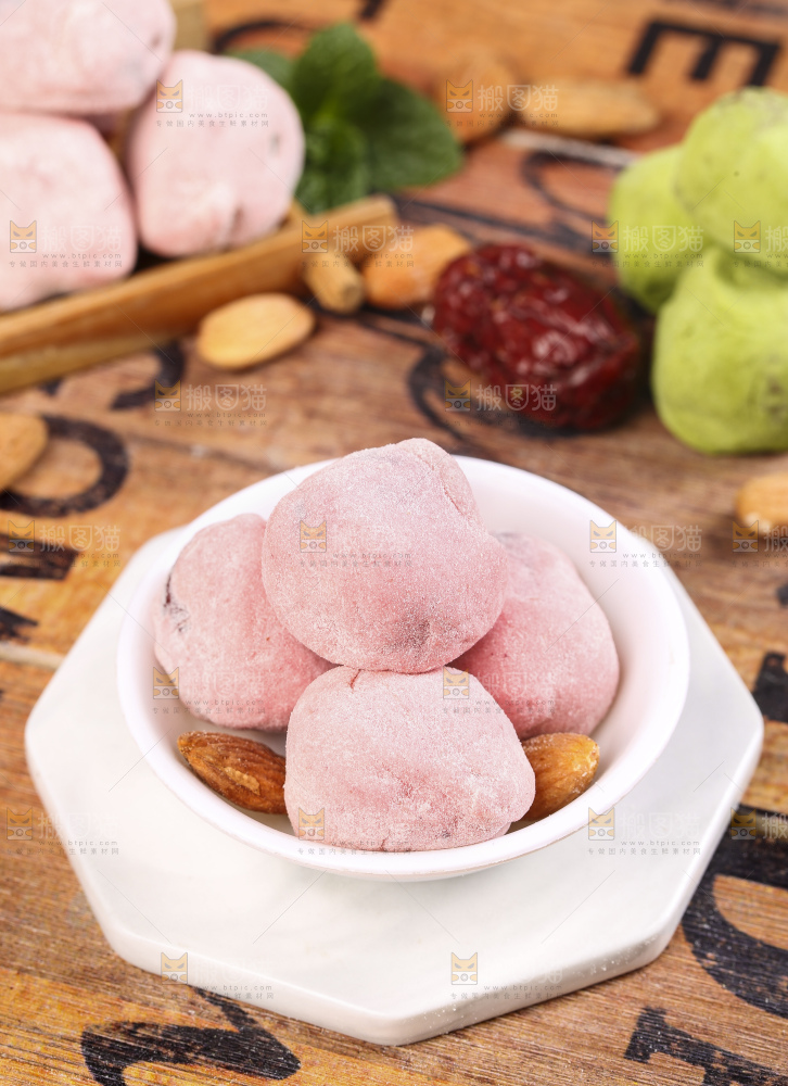 石板上放着一碟草莓味奶枣