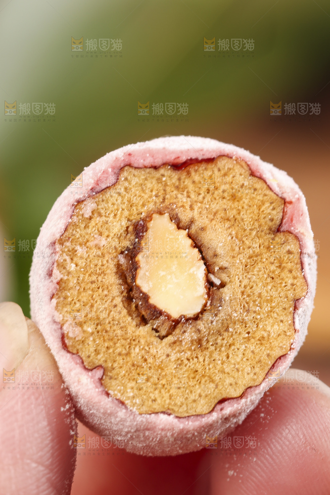 手拿切开的草莓味夹心奶枣