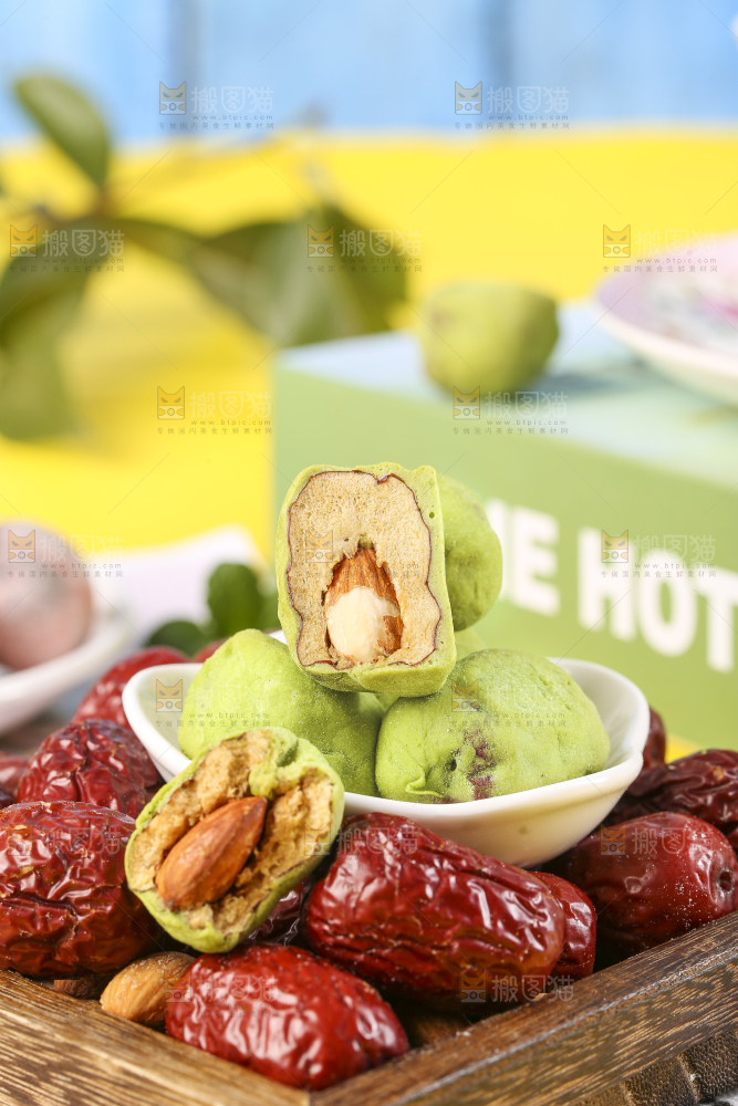 格子布上放着一碟抹茶味奶枣