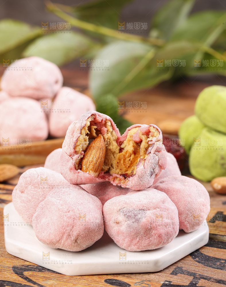石板上放着掰开的草莓味奶枣