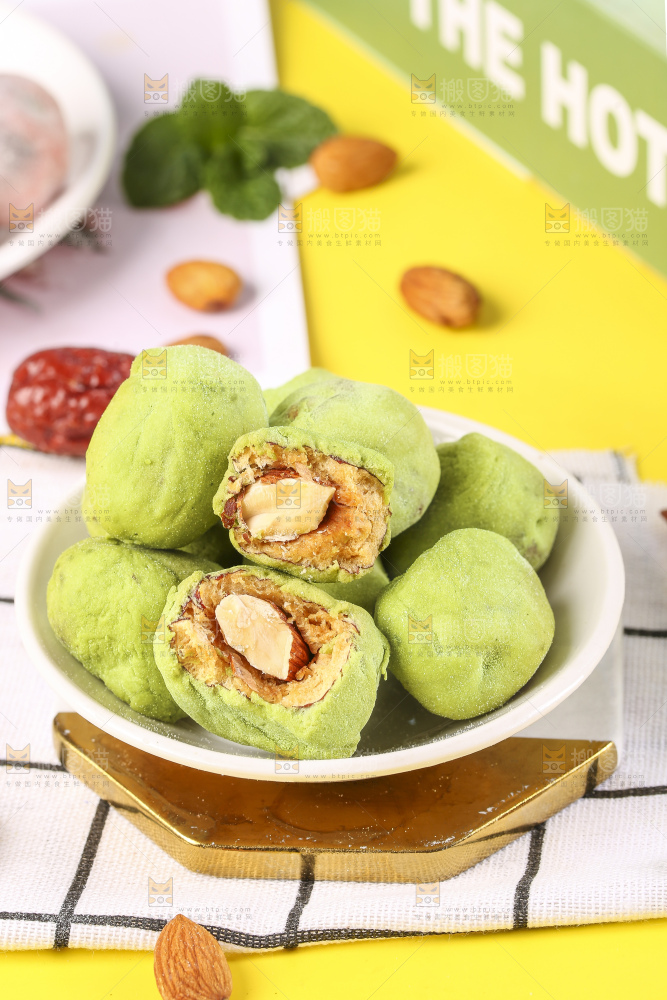 格子布上放着一碟抹茶味奶枣