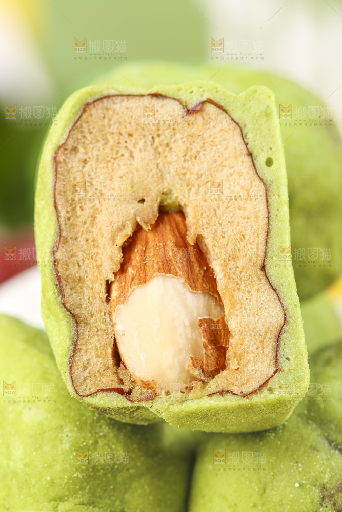 格子布上放着一碟抹茶味奶枣