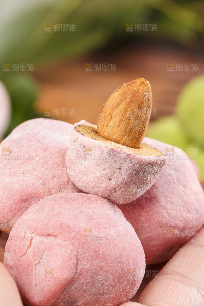 手拿切开的草莓味夹心奶枣