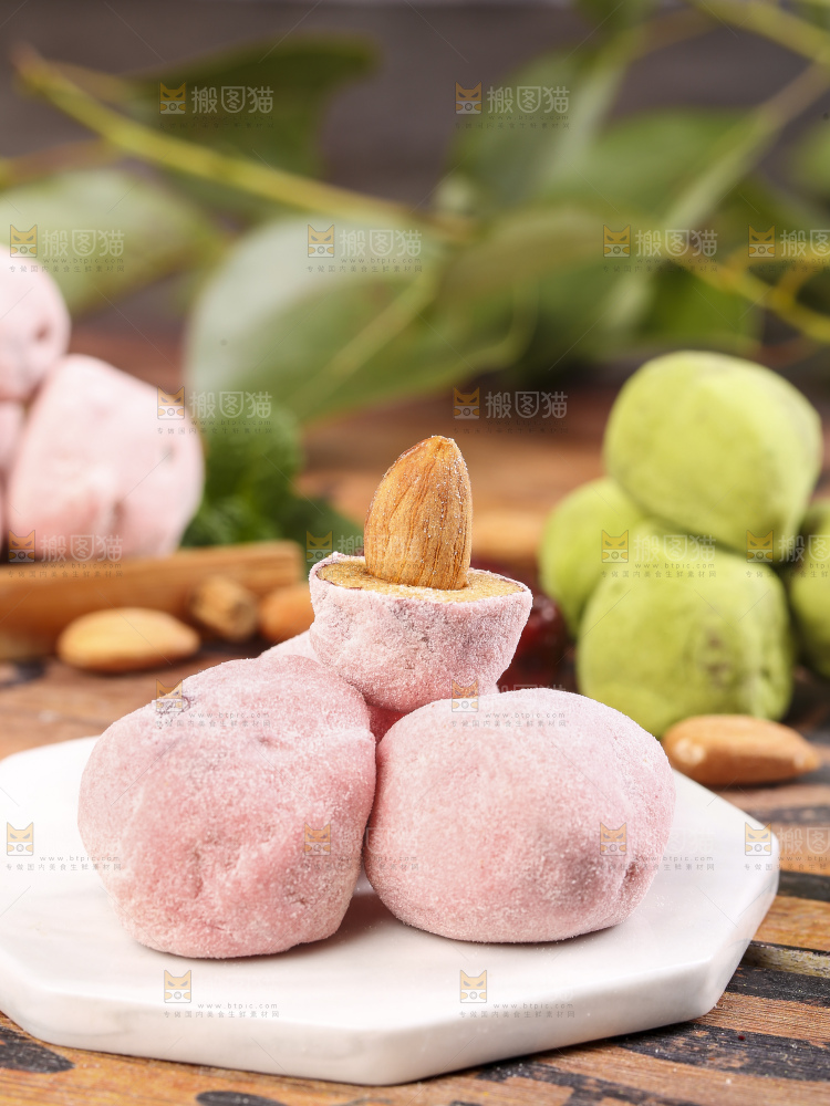 石板上放着切开的草莓味奶枣