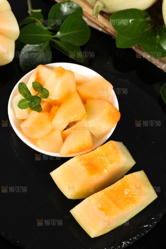 黑底上放着一碗阎良甜瓜果肉