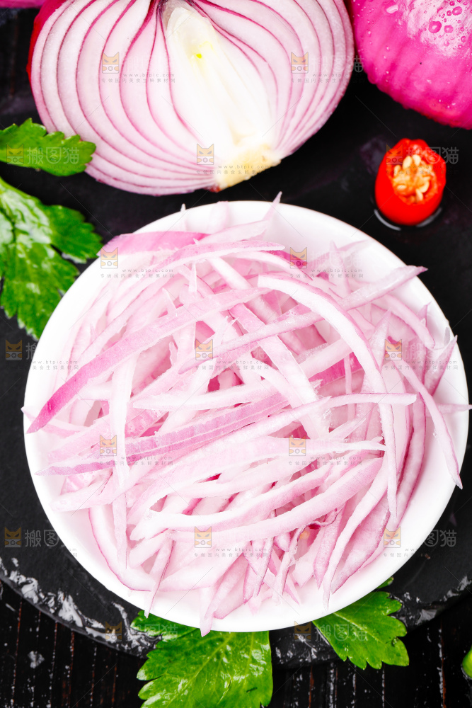 黑石板上的紫皮洋葱