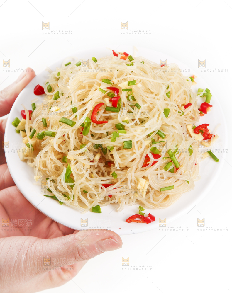 盘子里装着凉拌粉丝