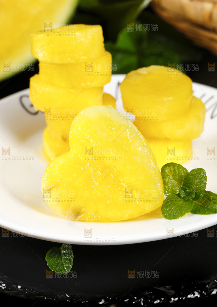 黑底上放着一盘特小凤黃瓤西瓜果肉