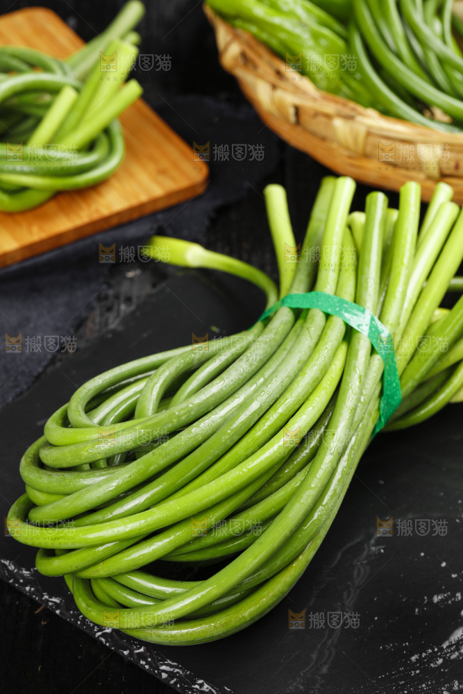 黑石板上放着一把蒜苔
