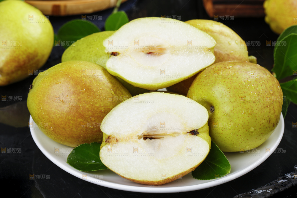 石板上放着一盘切开的小香梨