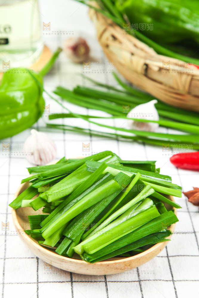 格子底上的鲜嫩韭菜