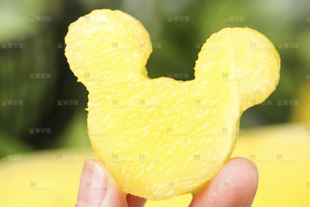 手拿黄心西瓜果肉