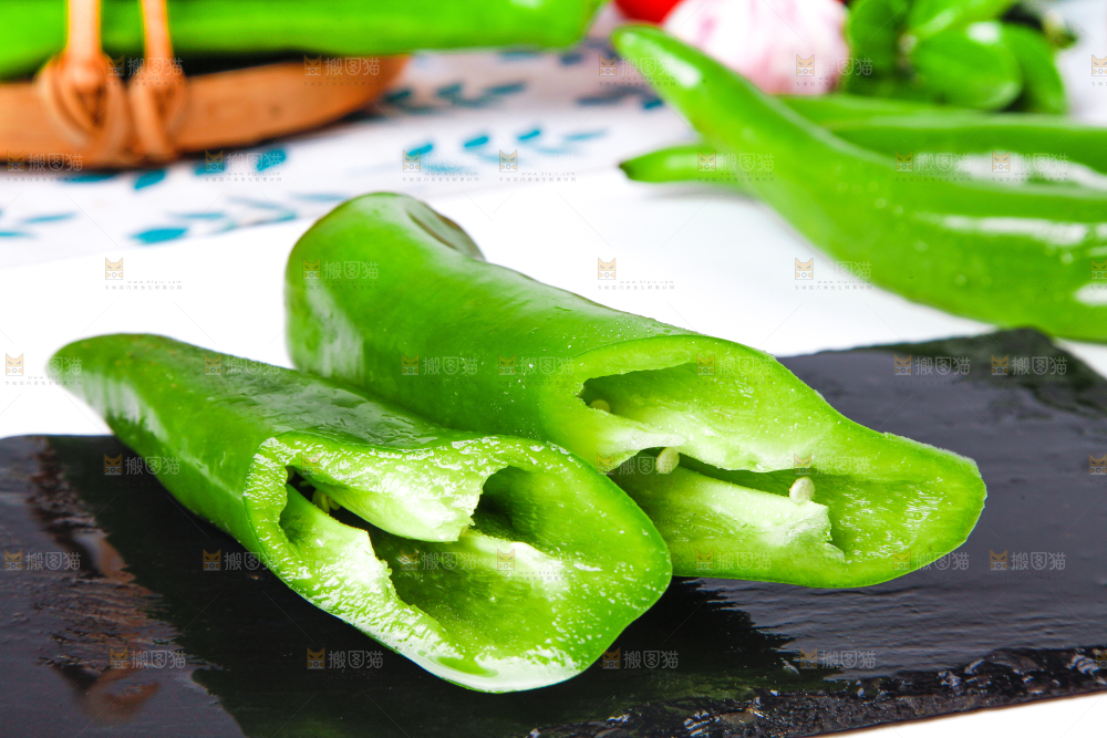 石板上放着切开的新鲜尖椒