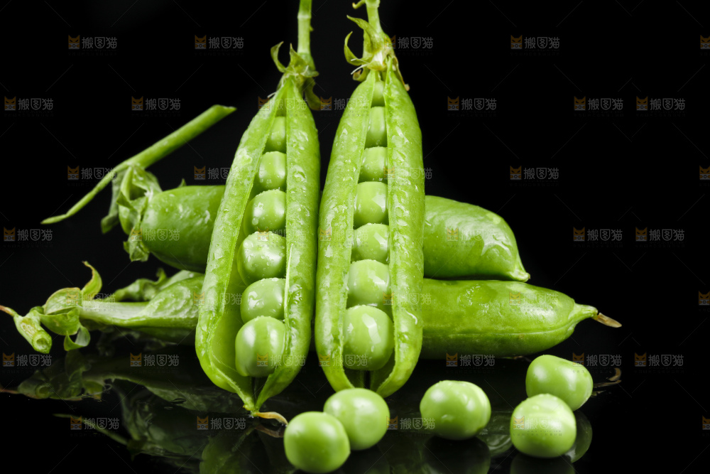 黑底上堆放着豌豆角