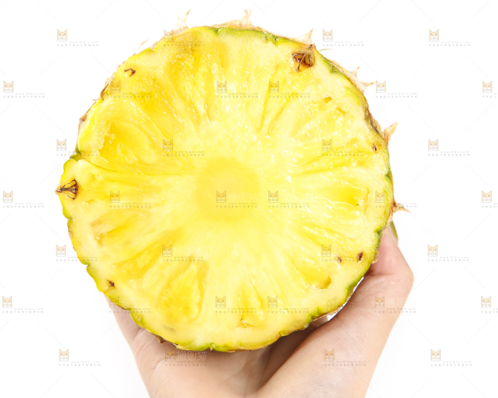 手里拿着海南金钻凤梨